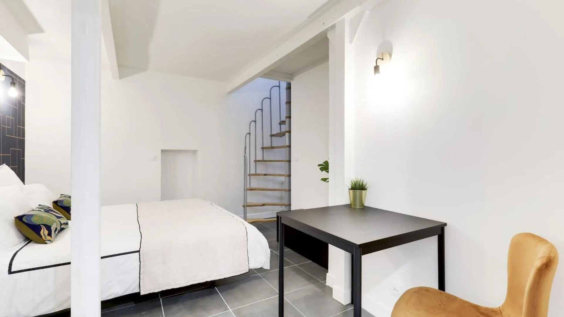 Nice Apartment Renovated And Bright Street Side Paris